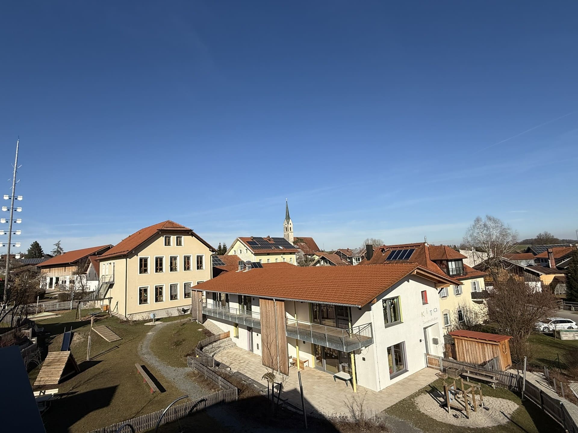 Luftaufnahme der Wohnanlage – zentrales Mehrfamilienhaus in ruhiger Dorflage von Tengling