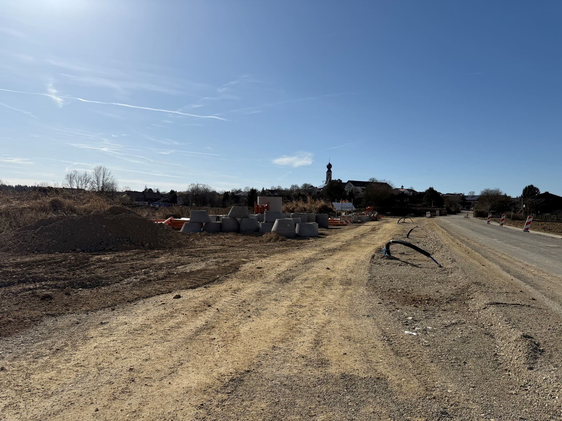 Weitläufiges Baugebiet mit freiem Blick und Erschließungsarbeiten – Baugrundstücke im Erbbaurecht in Engelsberg