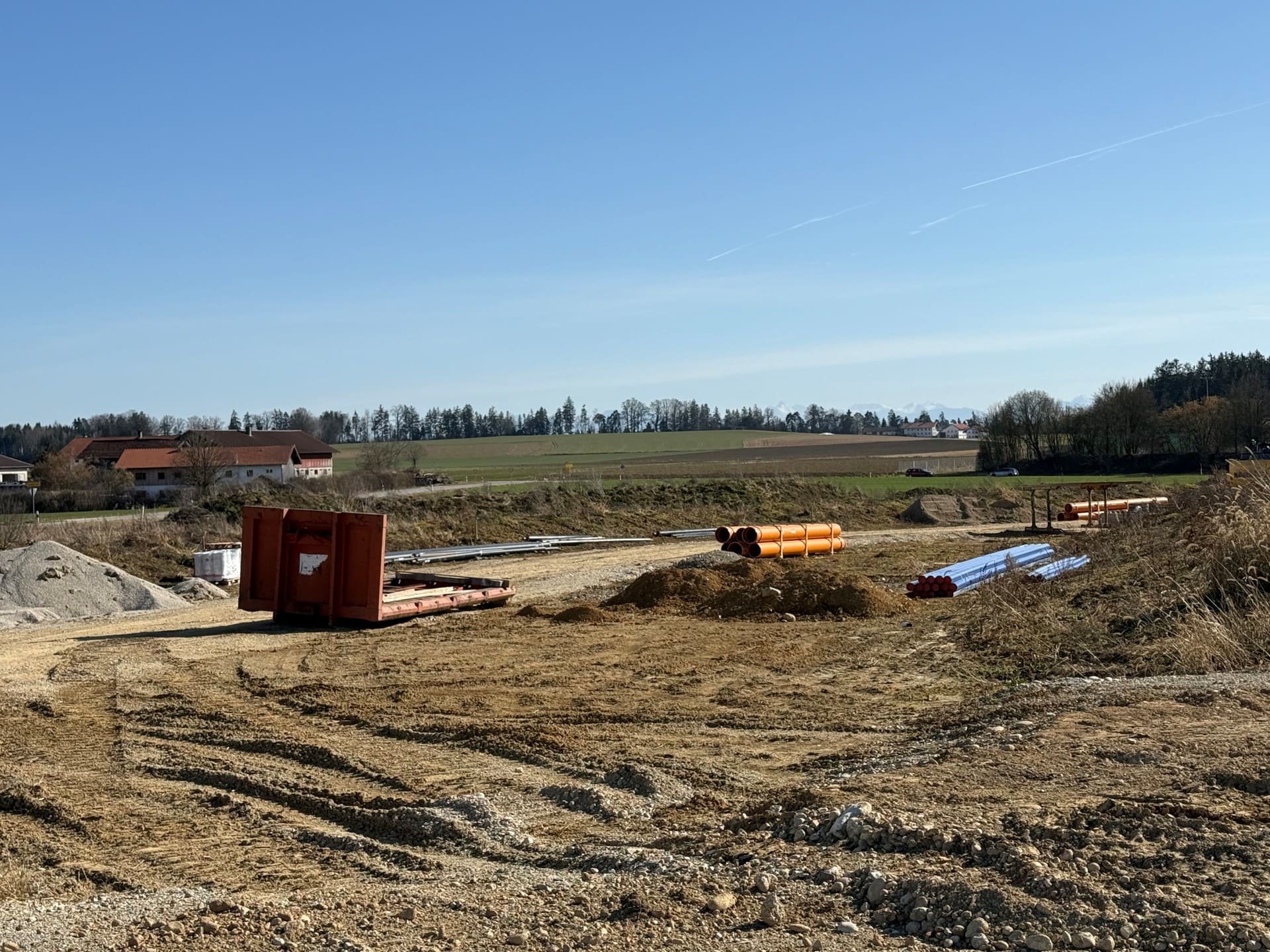 Baufläche mit vorbereiteten Leitungen und Baustraße – attraktive Baugrundstücke im Neubaugebiet Engelsberg
