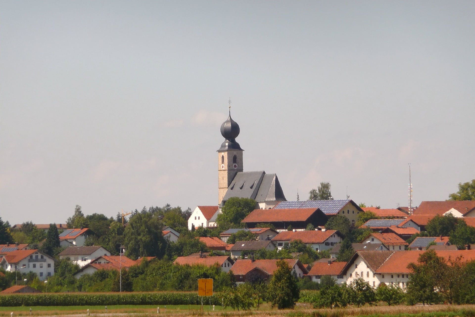 Panoramablick auf Engelsberg mit Kirchturm – idyllische oberbayerische Gemeinde mit guter Infrastruktur und Lebensqualität