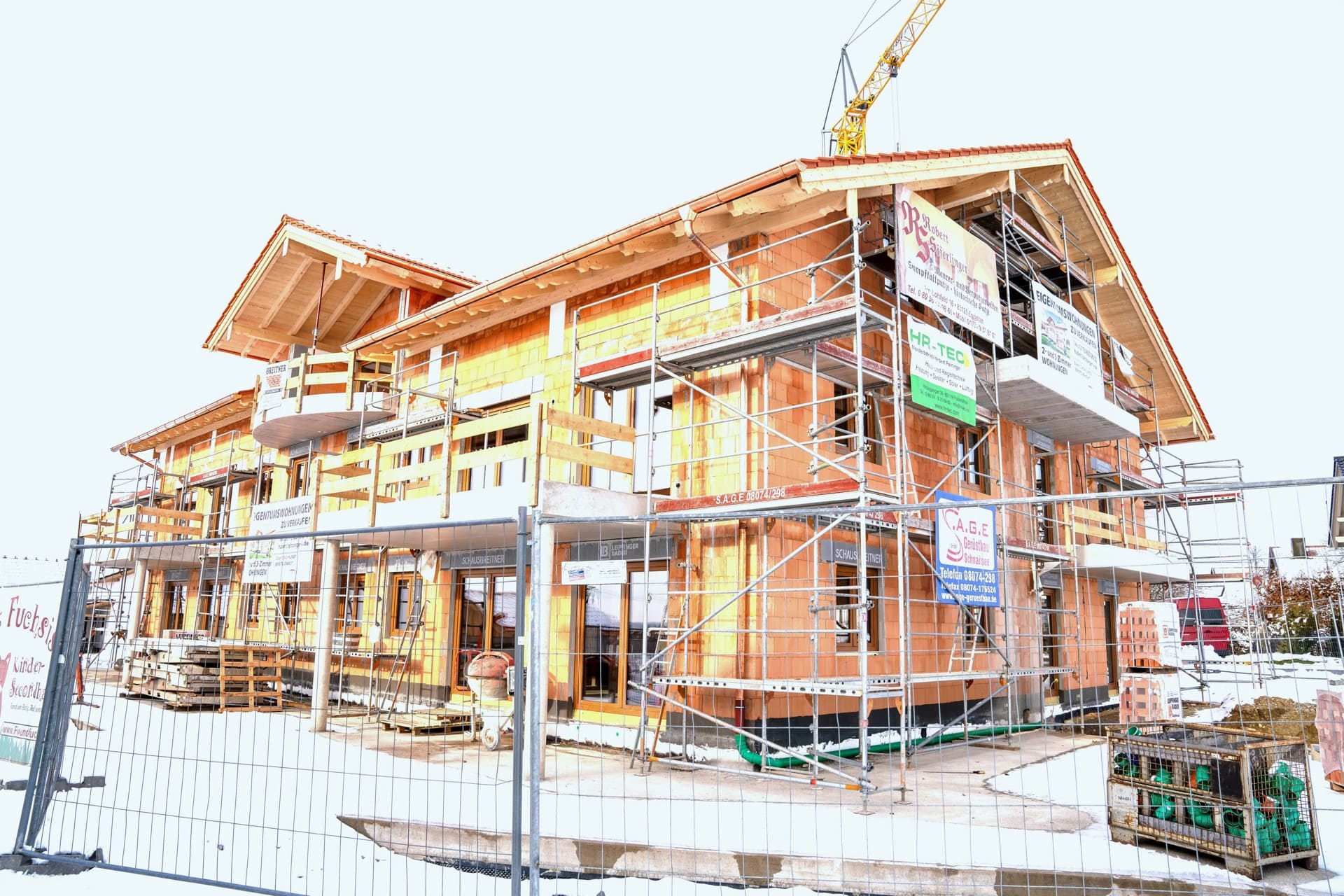 Straßenansicht des Neubaus – barrierefreier Neubau mit Aufzug und moderner Fassade