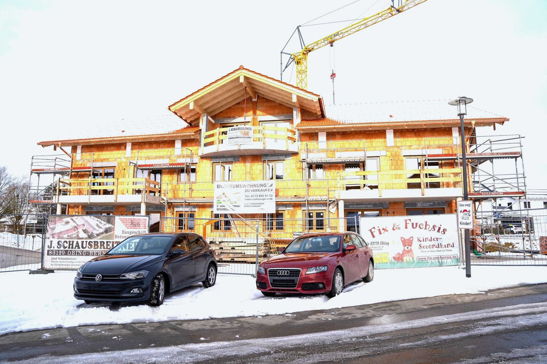 Frontansicht des Neubaus mit Balkonen – stilvolle Eigentumswohnungen im Zentrum von Schonstett