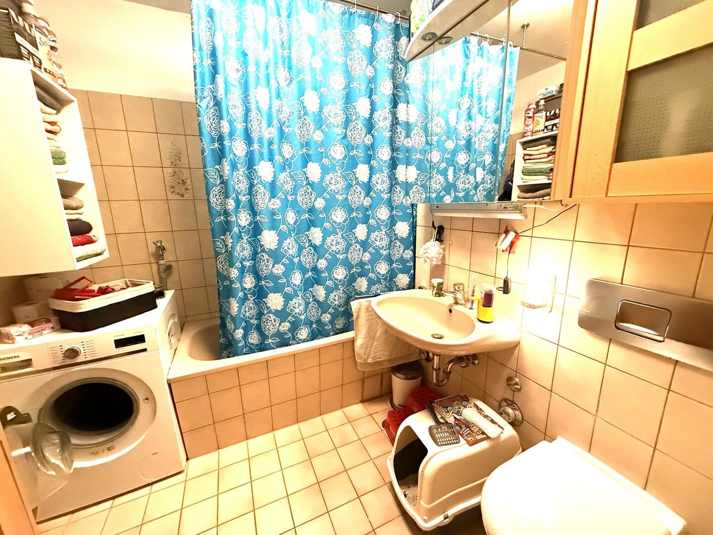 Badezimmer mit Badewanne und Waschmaschinenanschluss – praktische 2-Zimmerwohnung in ruhiger Lage