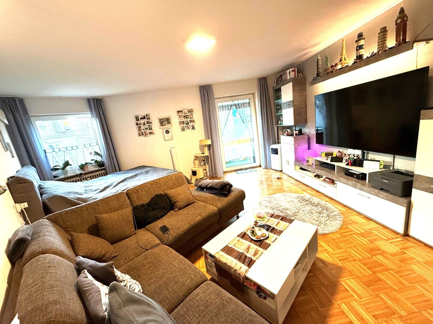 Helles Wohnzimmer mit großer Fensterfront – gemütliche Eigentumswohnung nahe Hochschule Rosenheim