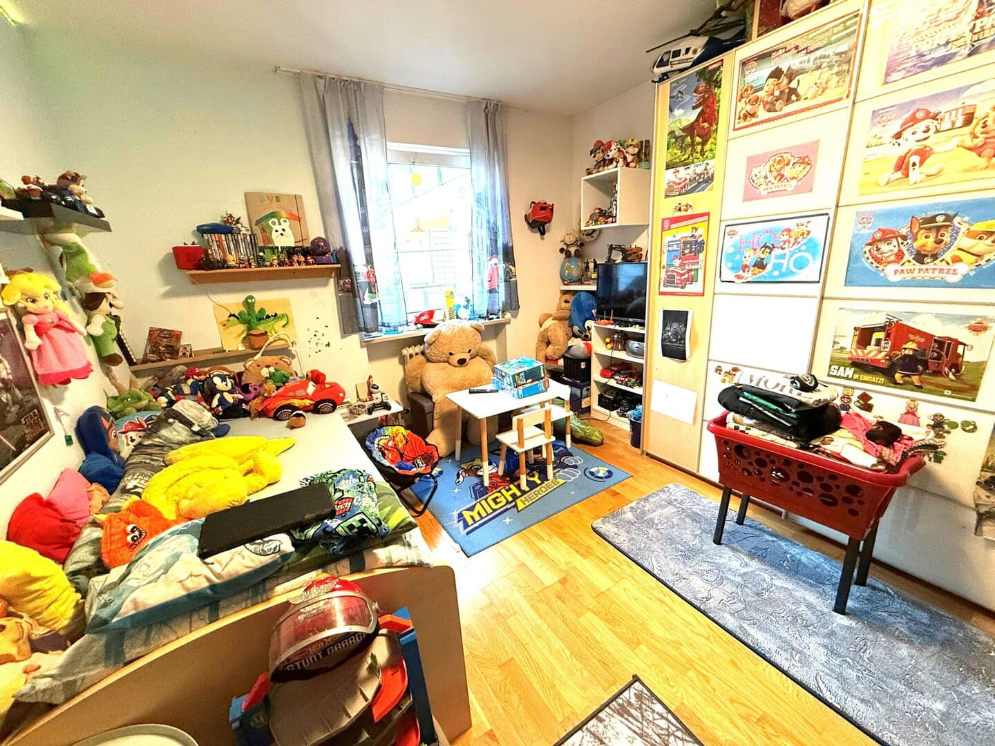 Wohnzimmer mit Parkettboden und Zugang zum Balkon – helle 2-Zimmerwohnung in Rosenheim nahe Fachhochschule