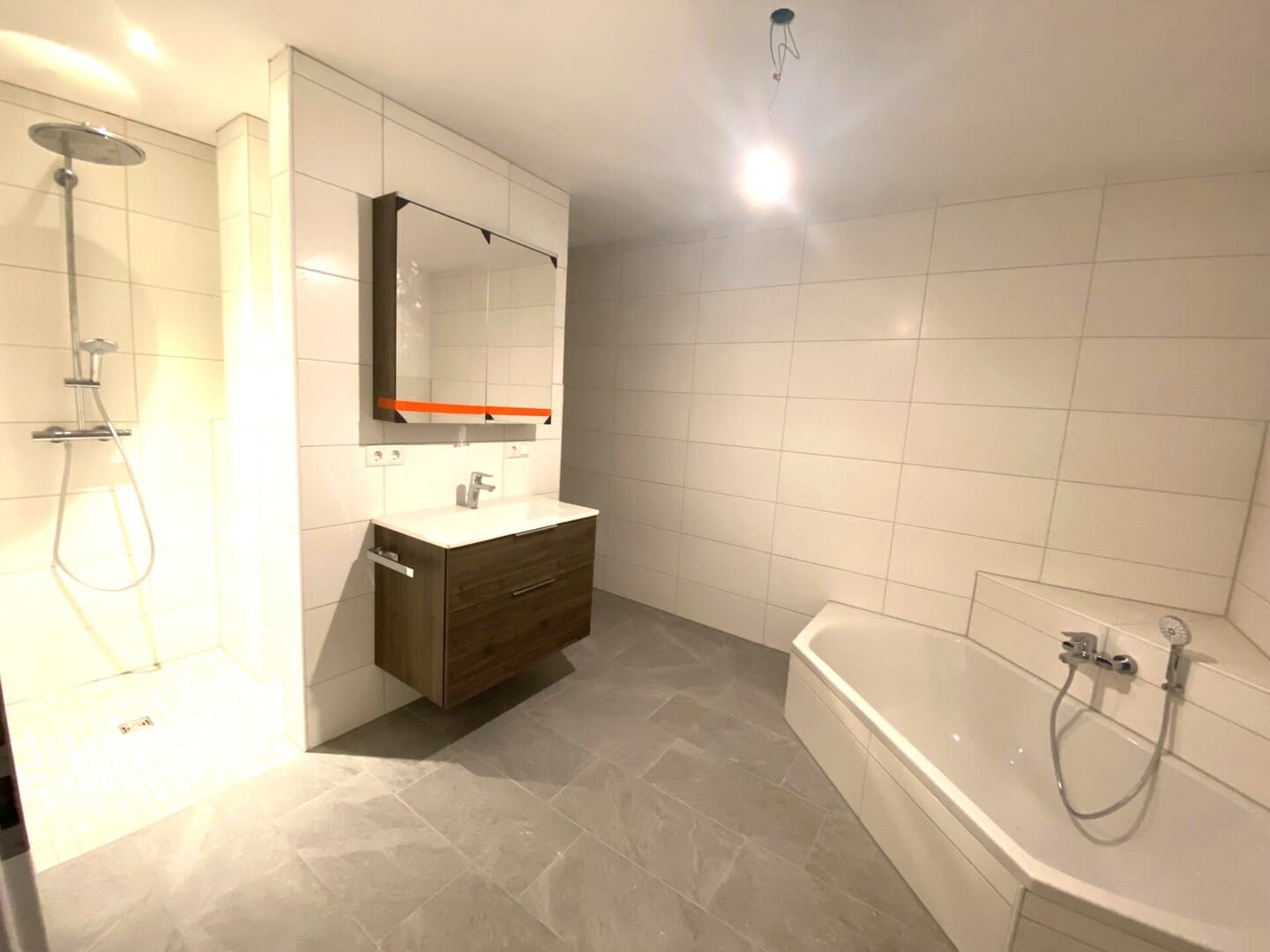 Modernes Badezimmer mit Dusche, Badewanne und Waschbecken – Neubauwohnung mit Loggia in Obing
