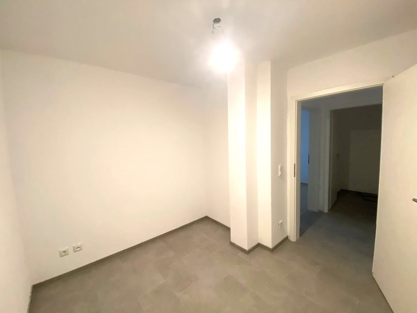 Flur mit Zugang zu Schlafzimmer und Bad – barrierefreie 2-Zimmer-Wohnung in Obing