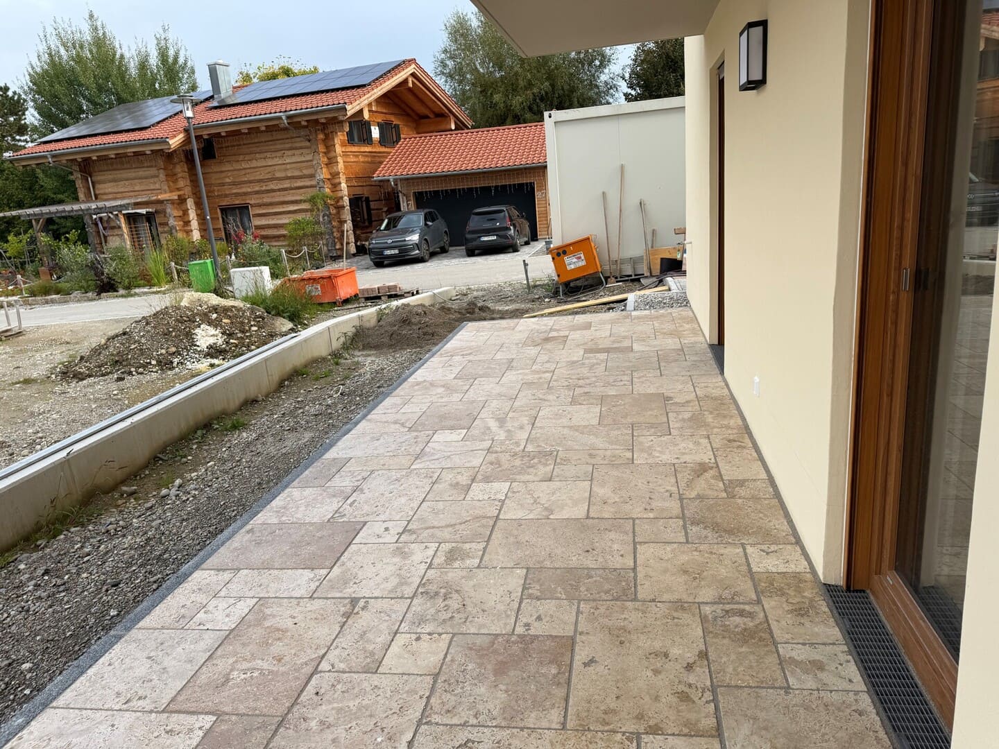 Terrasse mit Steinboden und Gartenanschluss – sonnige Erdgeschosswohnung mit Westausrichtung