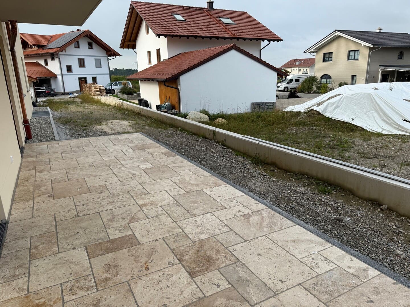 Blick von der Terrasse in die Neubausiedlung – ruhige Lage der Mietwohnung in Schonstett