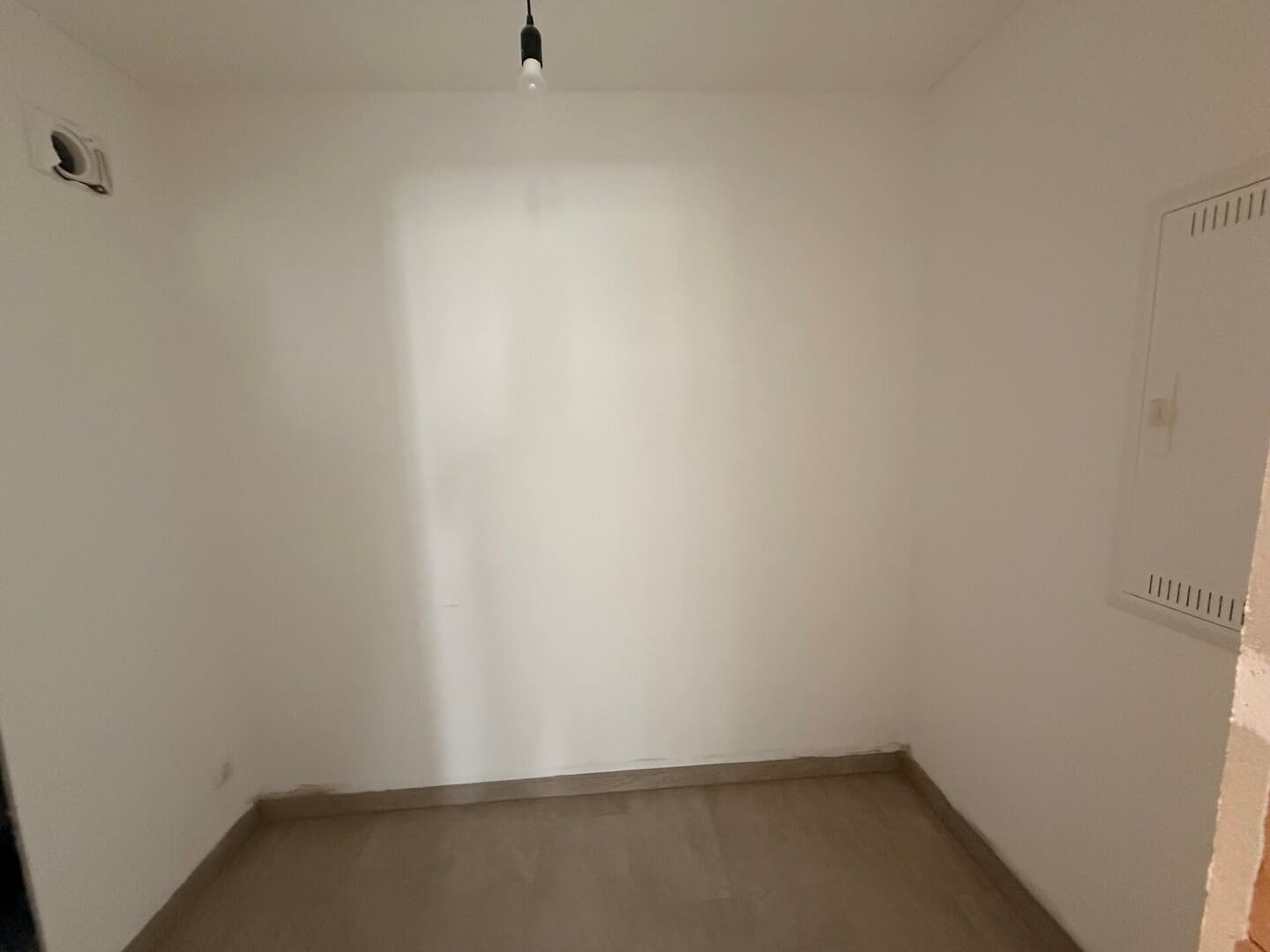 Schlafzimmer mit hellen Wänden und großem Fenster – freundlicher Rückzugsort in der Neubauwohnung Schonstett