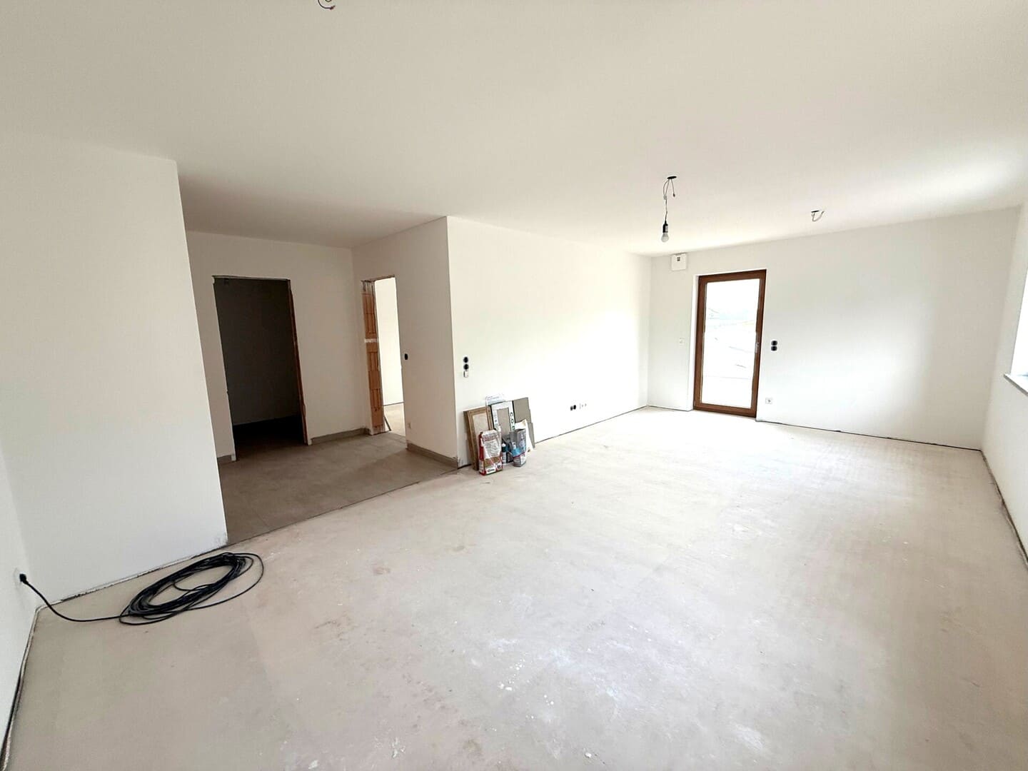 Wohnbereich mit Zugang zur Terrasse – offene Raumgestaltung im Neubau Schonstett