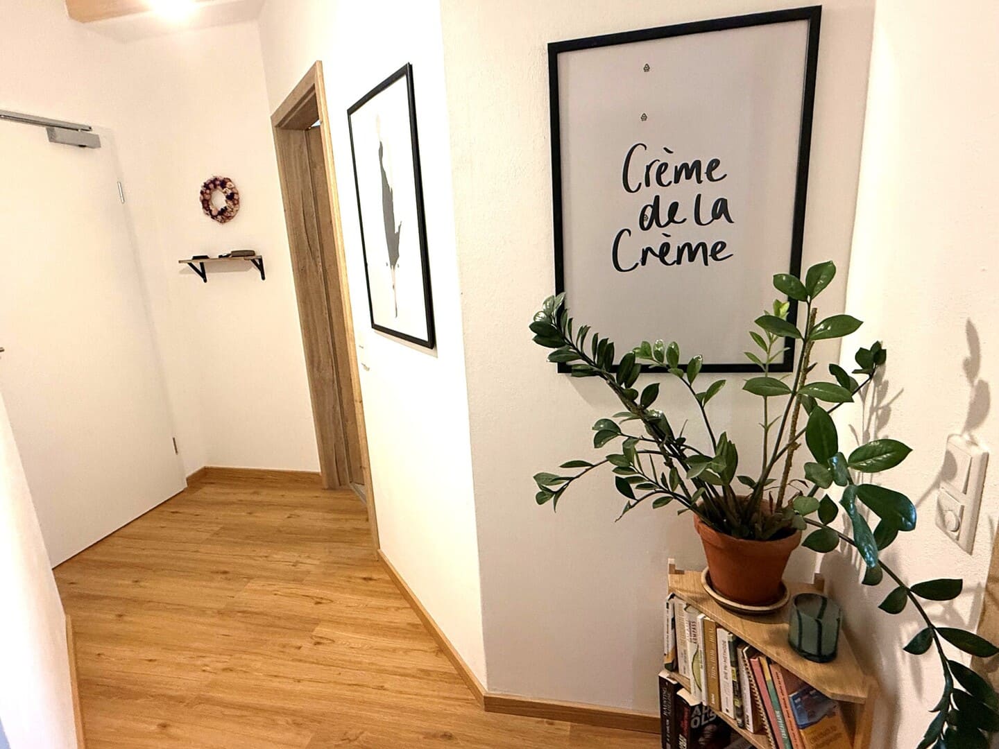 Heller Eingangsbereich mit Garderobe und Holzfußboden – freundlicher Flur im Neubau Obing