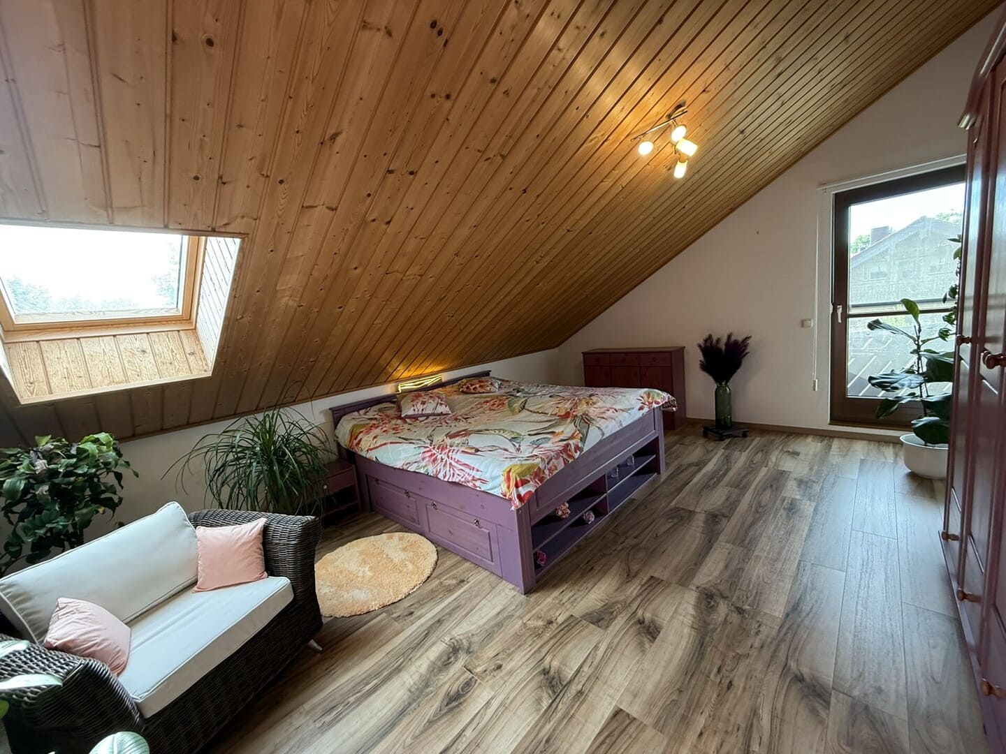 Großzügiges Wohnzimmer mit Kamin, Holzboden und Terrassenzugang – gemütliches Wohnen in Edling