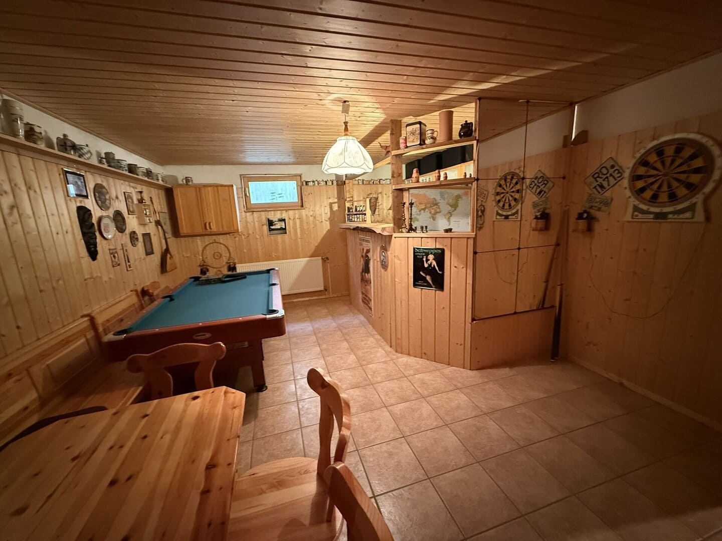 Partyraum im Keller mit Bar, Holzdecke und Billardtisch – gemütlicher Freizeitbereich im Haus in Edling
