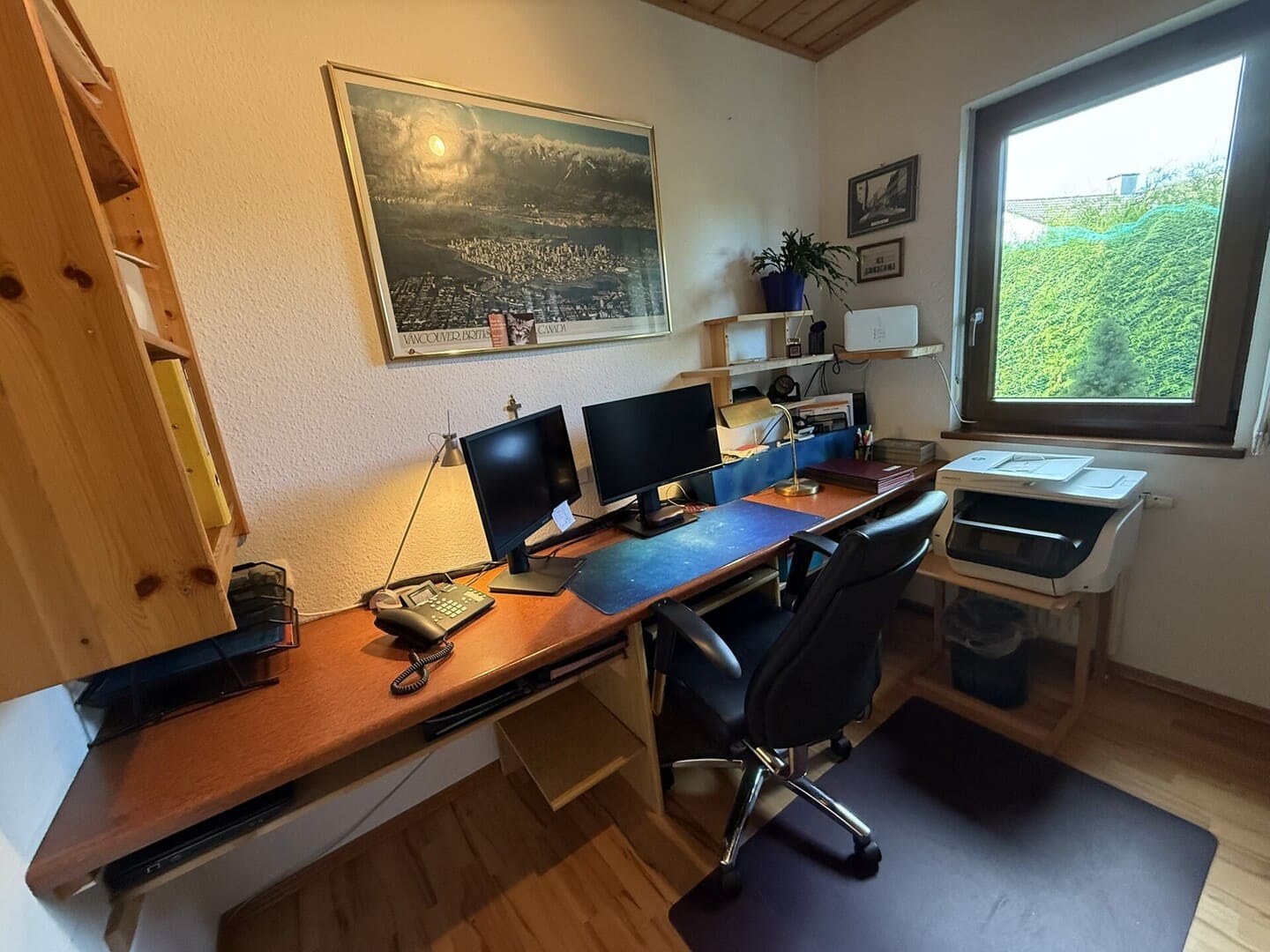 Arbeitszimmer mit Fensterblick – helles Homeoffice im Einfamilienhaus Edling mit ruhiger Lage