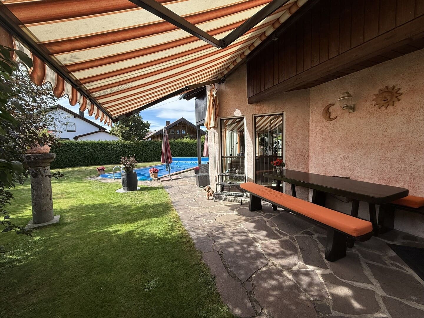 Überdachte Terrasse mit Gartenblick und Pool im Einfamilienhaus in Edling – sonniger Ruhebereich in ruhiger Wohnlage