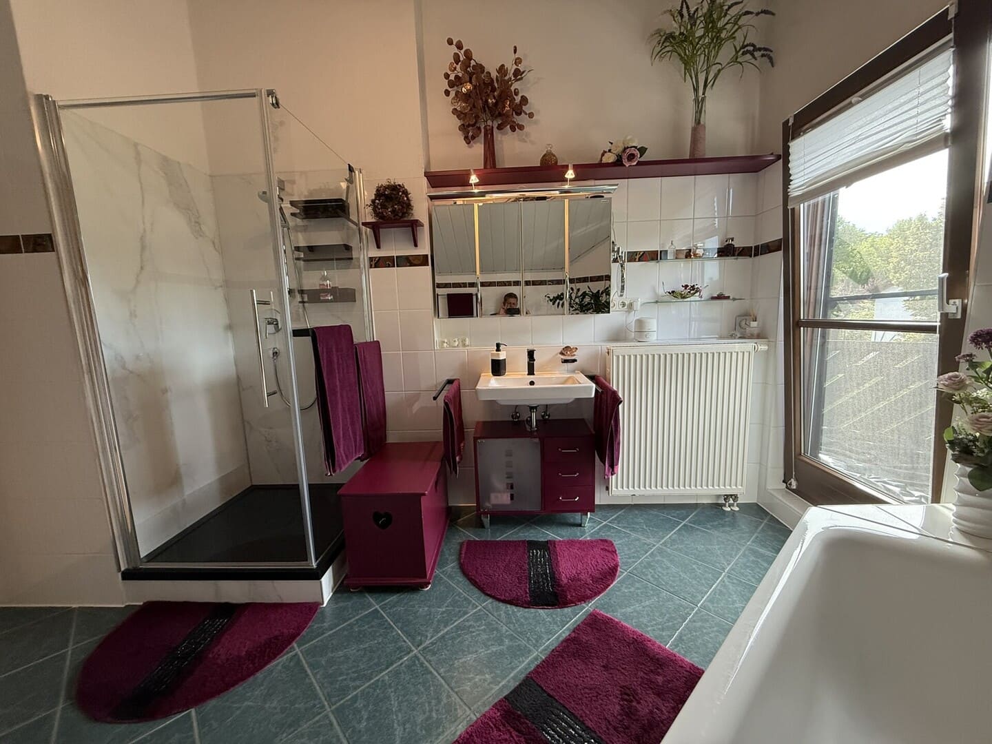 Großes Badezimmer mit Dusche, Badewanne und modernen Fliesen im Obergeschoss des Hauses in Edling