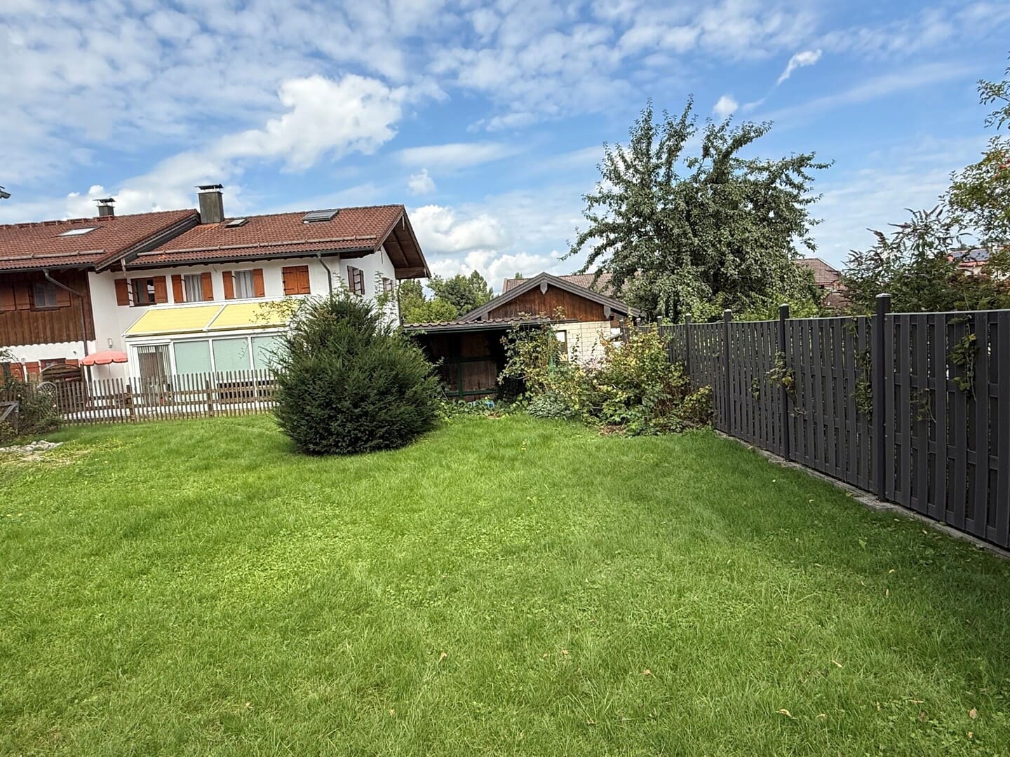 Sonniges Baugrundstück in Seeon mit Rasenfläche und umliegender Wohnbebauung – ideale Lage für Einfamilienhaus oder Doppelhaus.
