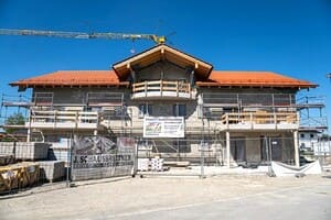 Neubauhaus in Schonstett mit Balkon und großzügiger Dachgeschosswohnung – moderne Architektur mit Panoramablick.