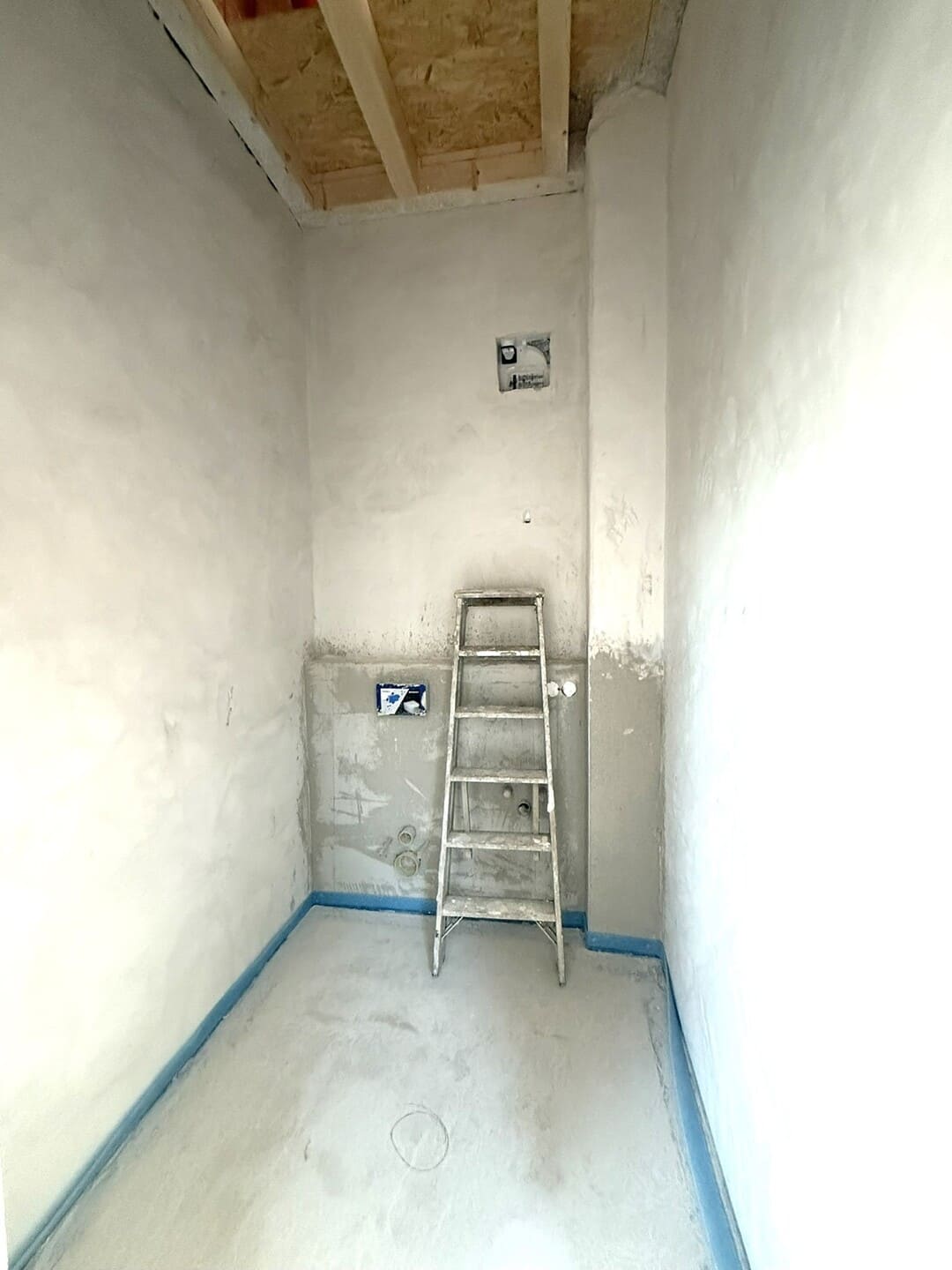 Gäste-WC mit hellen Fliesen und modernen Sanitäranlagen – Neubauwohnung im Dachgeschoss Schonstett.