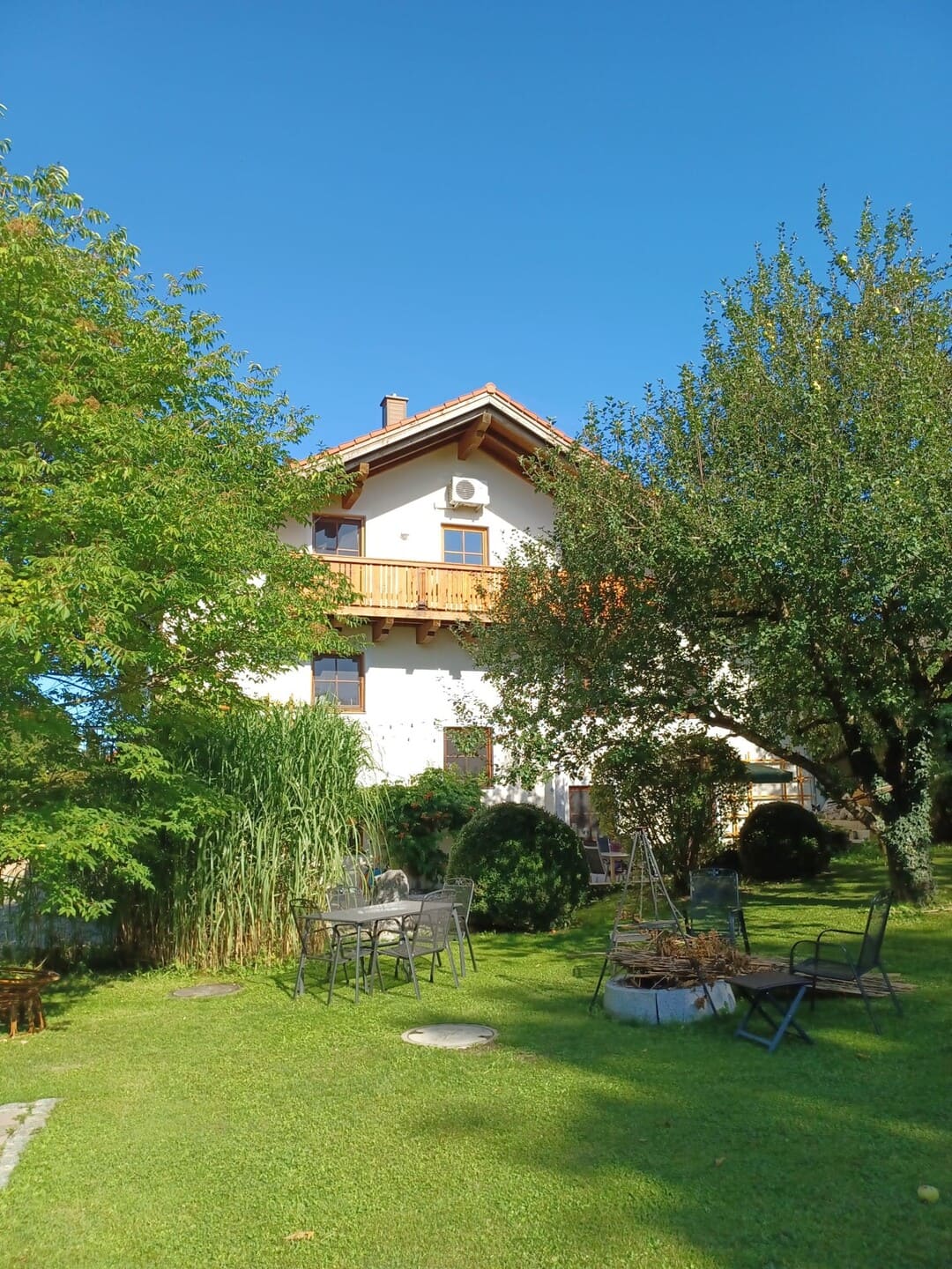 Gepflegte Doppelhaushälfte mit Garten in ruhiger Weilerlage in Obing – hochwertiger Standard und großer Außenbereich.