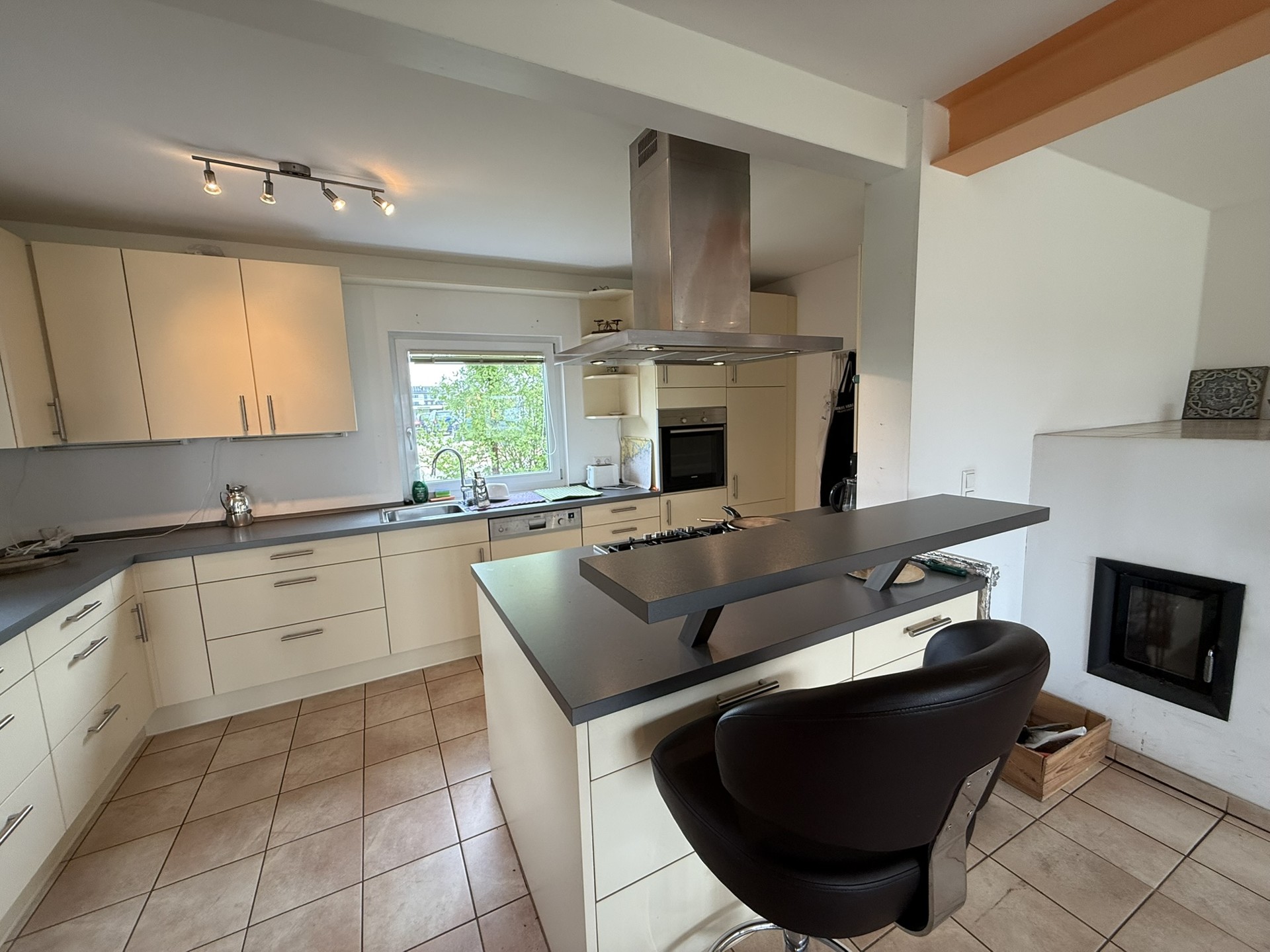 Moderne Küche mit weißen Fronten und viel Tageslicht.