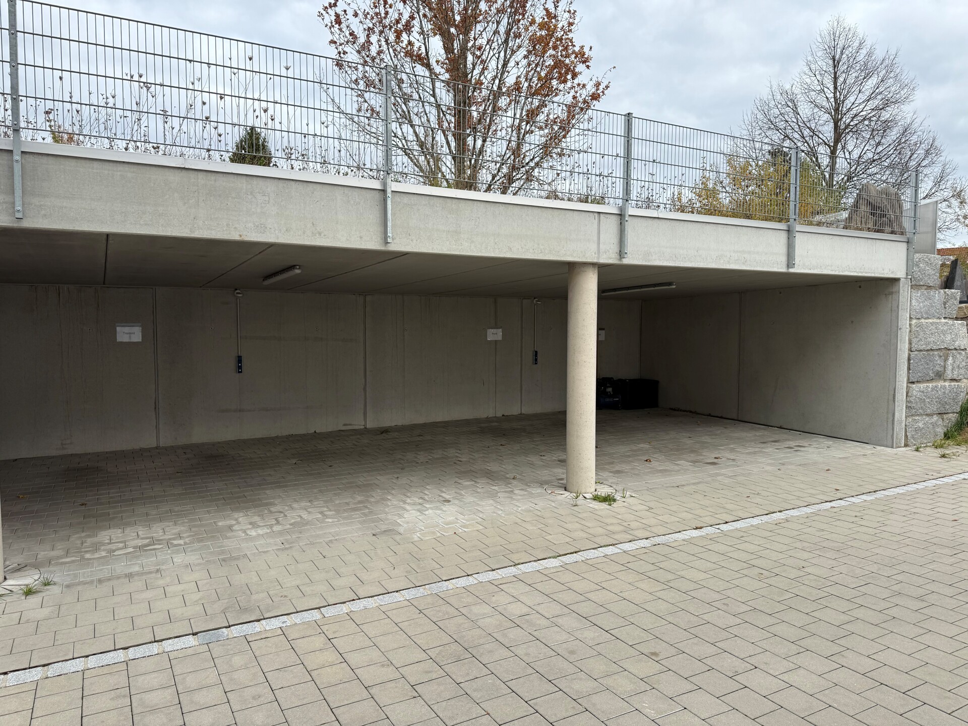 7. Überdachter Carport mit zwei Stellplätzen.