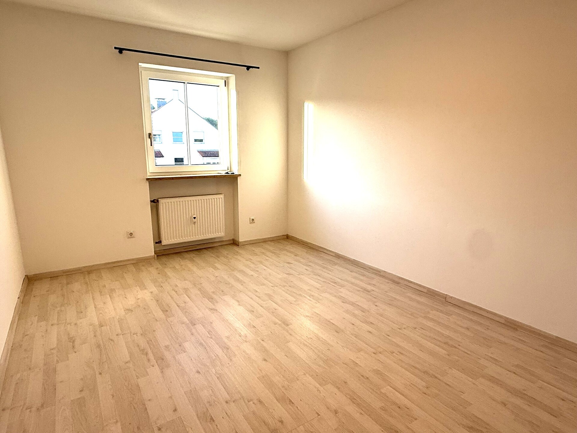 Großzügiges Schlafzimmer der modernisierten Wohnung mit hellem Parkettboden in Trostberg