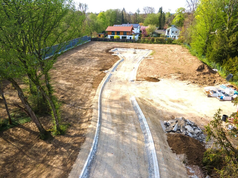 Zufahrtsstraße zu neu erschlossenen Baugrundstücken – Deisenhofen bei Oberhaching, südlich von München
