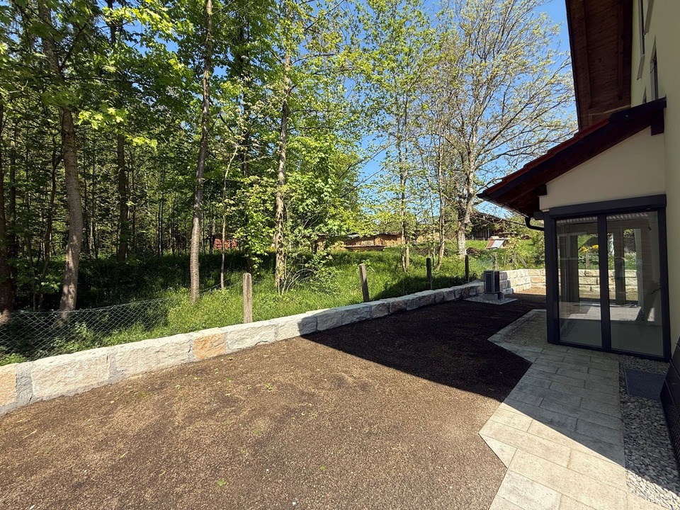 Terrasse mit Südausrichtung – unverbauter Blick ins Grüne