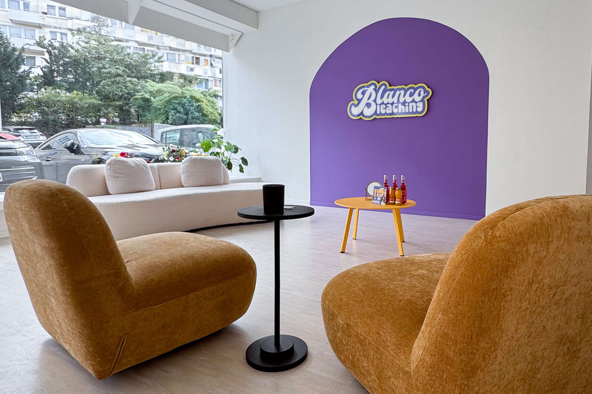 Lounge des Blanco Bleaching Studios in Stuttgart mit Logo-Bogen