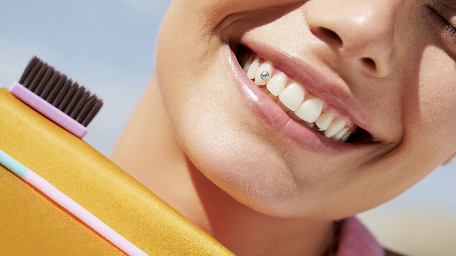 Wie lange hält Zahnschmuck? Pflege-Guide für Tooth Gems