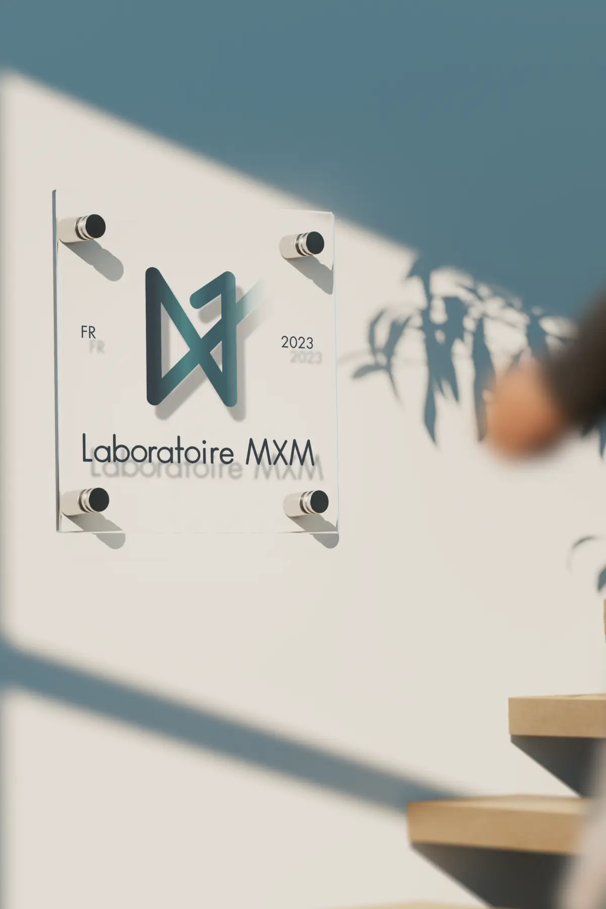 Mock-up de plaque professionnelle réalisée pour le laboratoire MXM, par Metara. 
(service: identité visuelle)