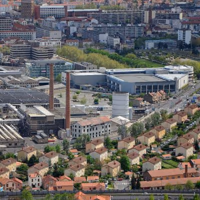 Vue aérienne de Clermont-Ferrand illustrant son développement économique et son attractivité métropolitaine.