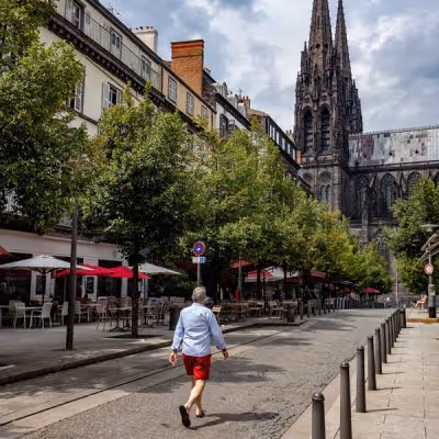 Vue de la cathédrale de Clermont-Ferrand et de la place de la Victoire, symbole d’une ville agréable à vivre.