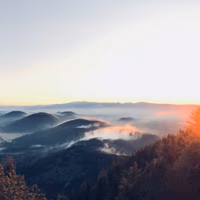 Vue sur la Chaîne des Puys, classée au Patrimoine mondial de l’UNESCO, emblème du patrimoine naturel auvergnat.