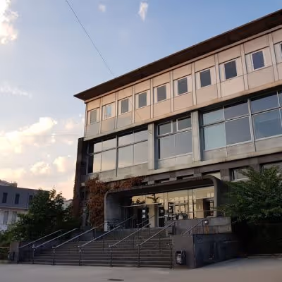 Façade ensoleillée d’un bâtiment à Clermont-Ferrand, illustrant le classement de la ville parmi les plus ensoleillées de France en 2019.