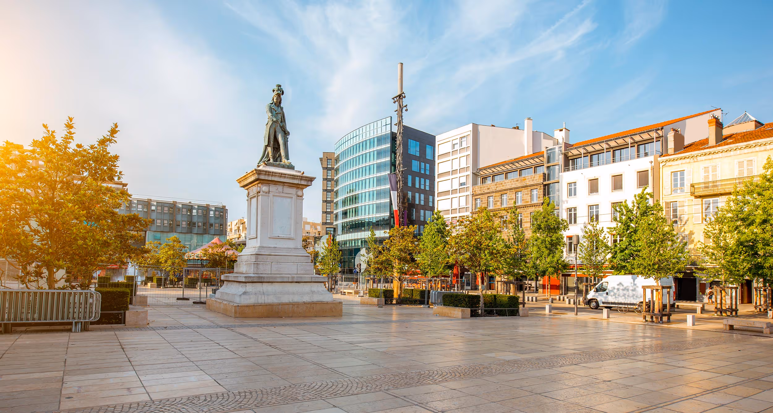 Vue de la place de Jaude à Clermont-Ferrand, symbole du dynamisme commercial et économique de la ville.