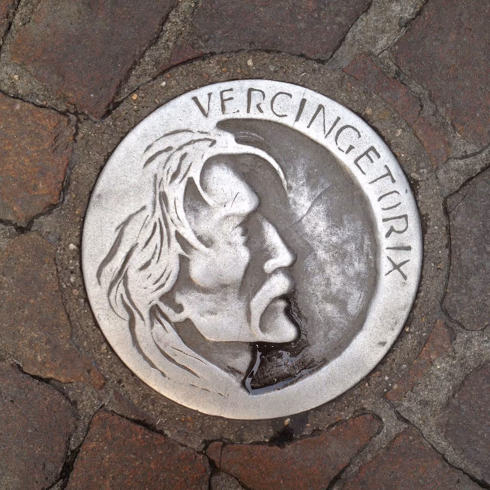 Médaillon au sol représentant le profil de Vercingétorix, incrusté dans un pavage