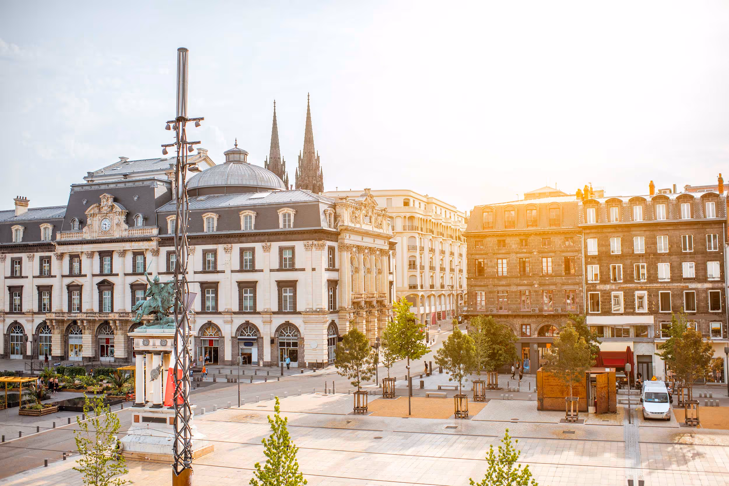 Vue de la place de Jaude dans le centre-ville de Clermont-Ferrand, illustrant les opportunités d’investissement immobilier proposées par CBRE Atrium.