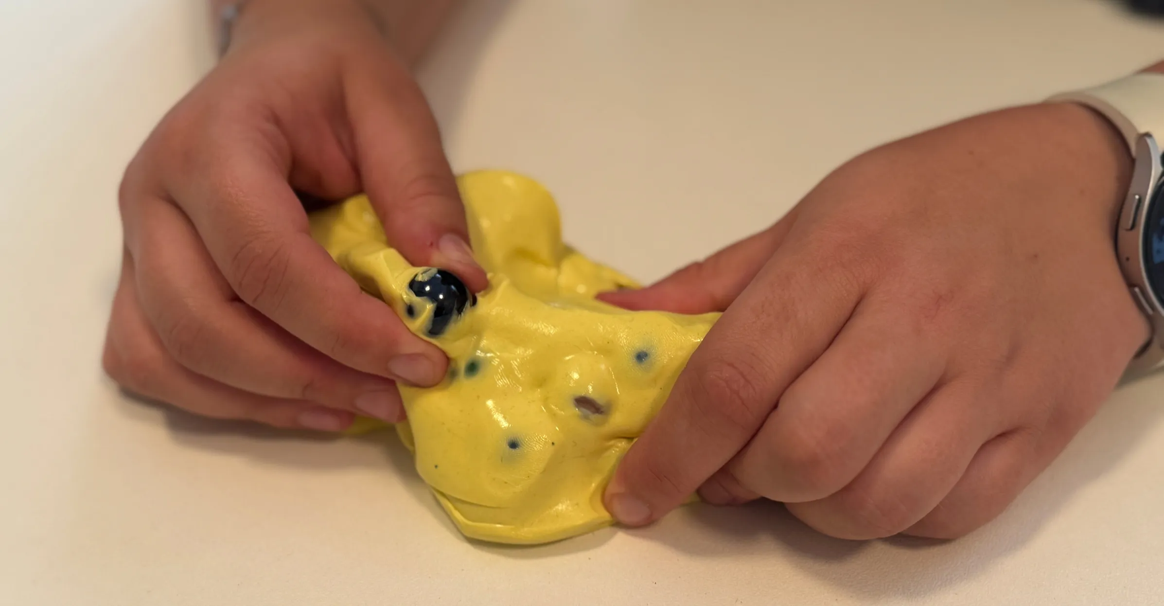 Hände kneten einen Ball