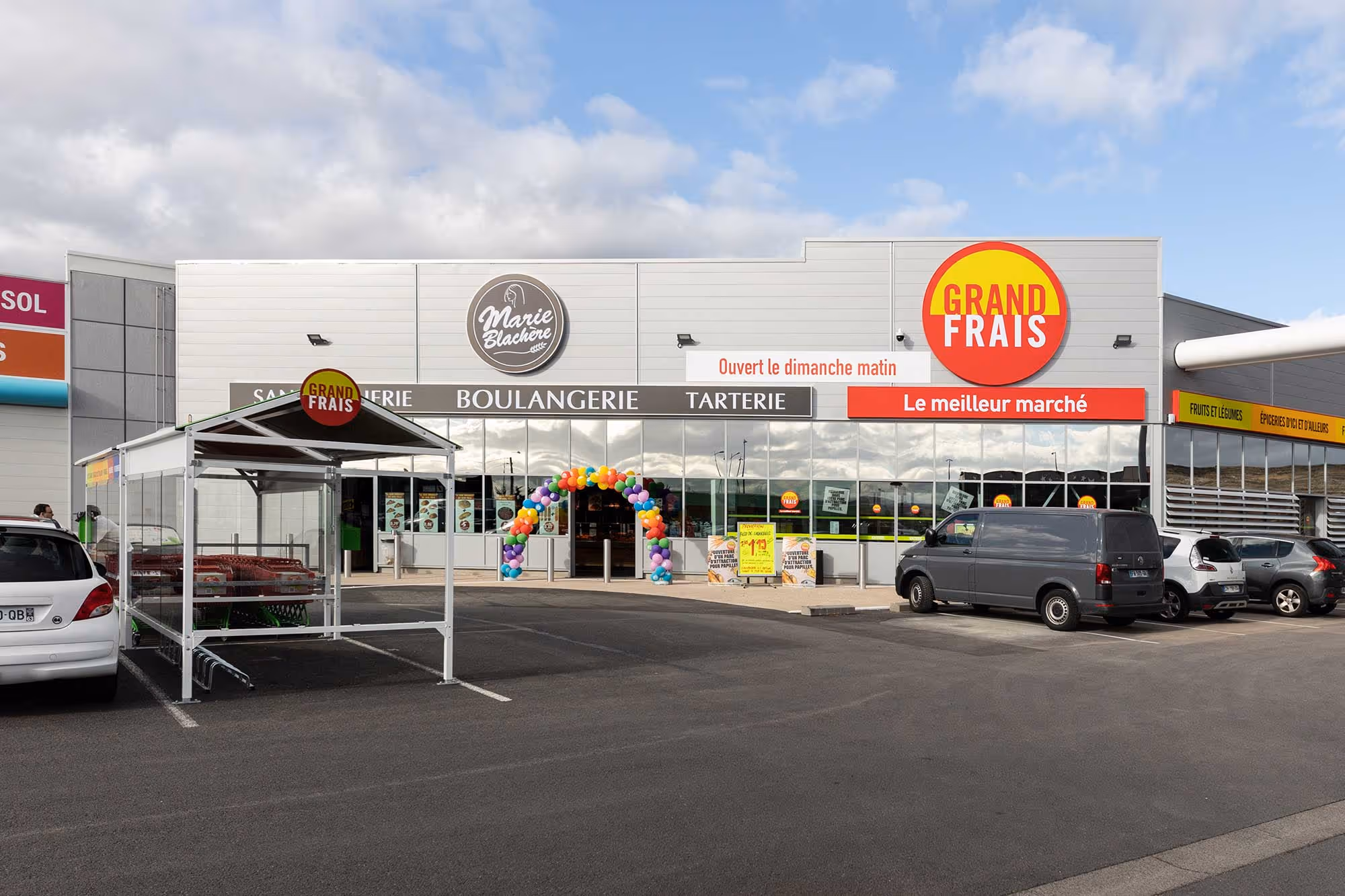 Façade du nouveau magasin Grand Frais à Clermont-Ferrand lors de son ouverture