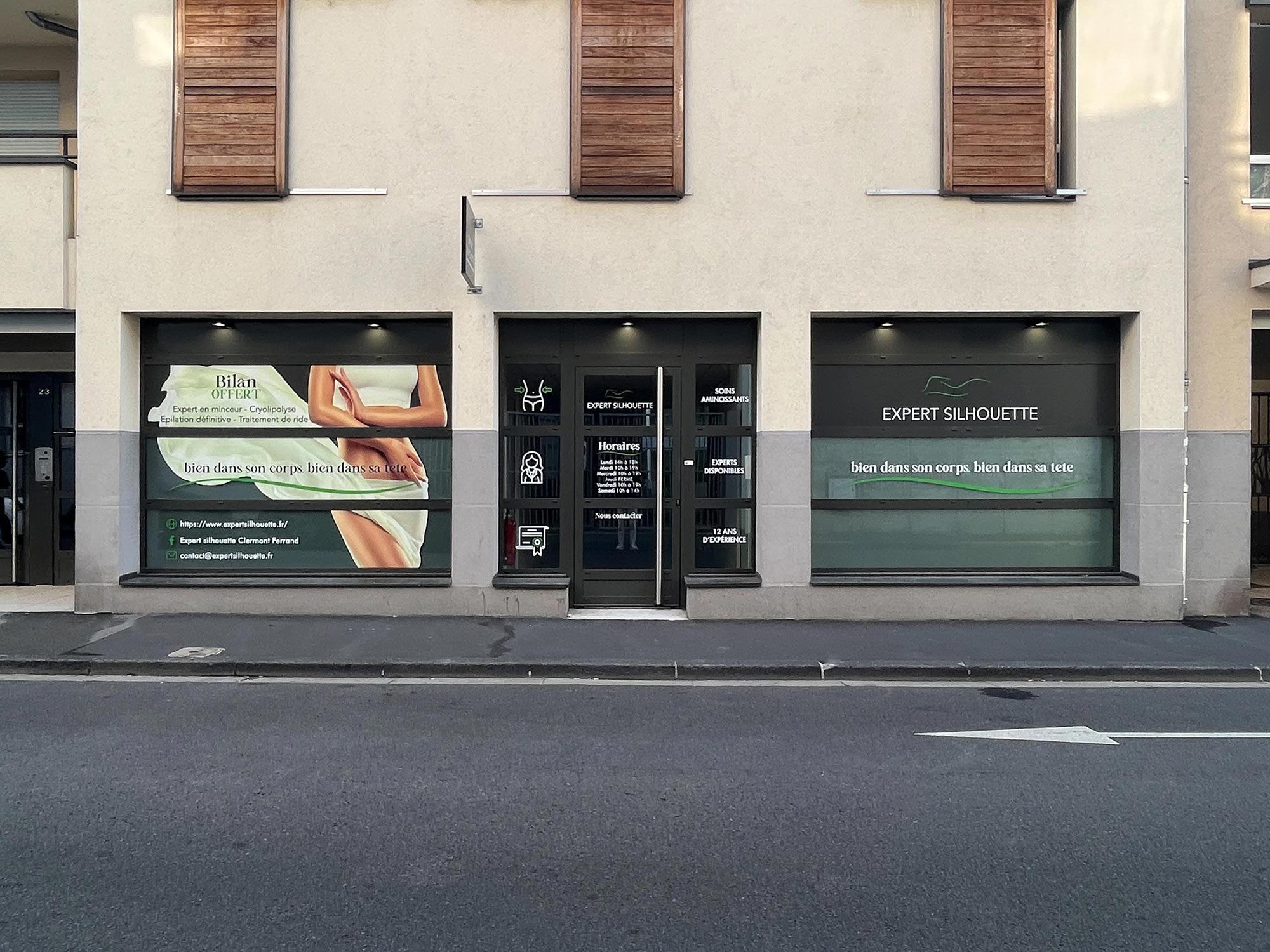Façade de l’institut “Expert Silhouette” au 23 rue Morel Ladeuil à Clermont-Ferrand, présentant des vitrines décorées avec des visuels de soins minceur et des informations sur les prestations de l’enseigne.