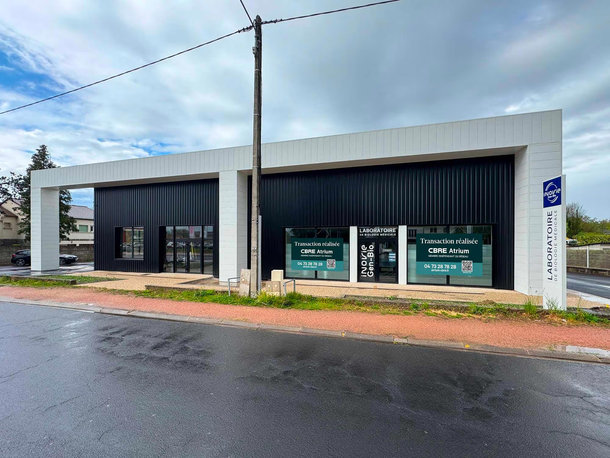 Façade du laboratoire d’analyses médicales Inovie Gen-Bio à Thiers, montrant un bâtiment moderne avec une devanture vitrée et une signalétique visible sur l’avenue du Général de Gaulle.