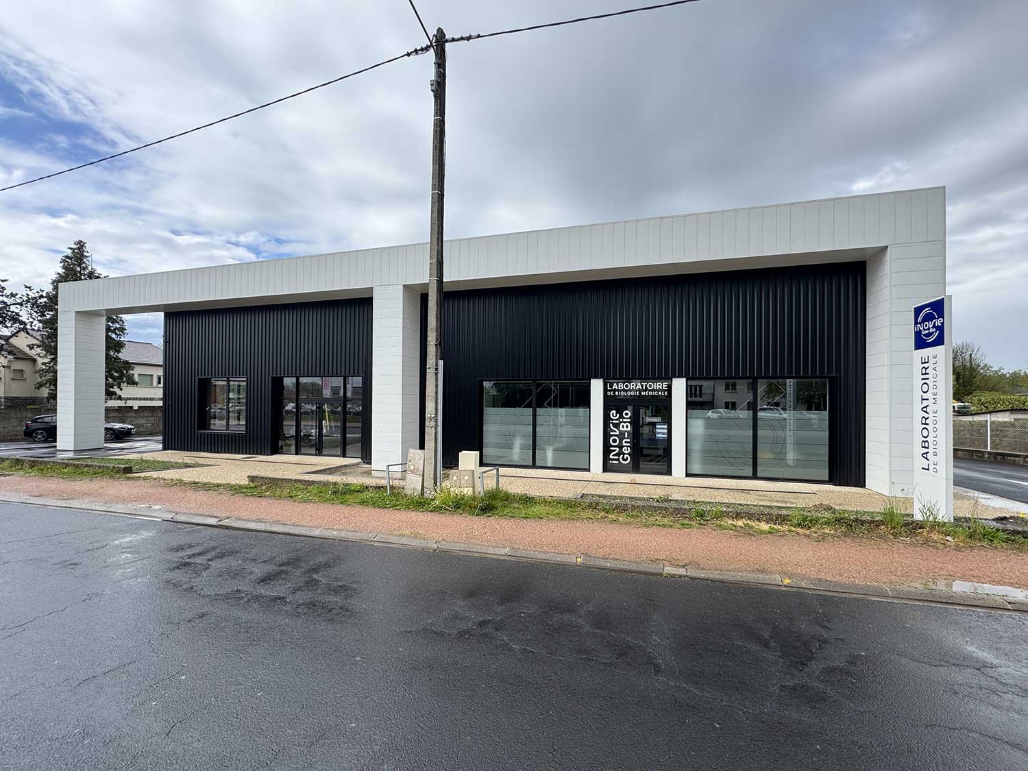 Façade du laboratoire d’analyses médicales Inovie Gen-Bio à Thiers, montrant un bâtiment moderne avec une devanture vitrée et une signalétique visible sur l’avenue du Général de Gaulle.