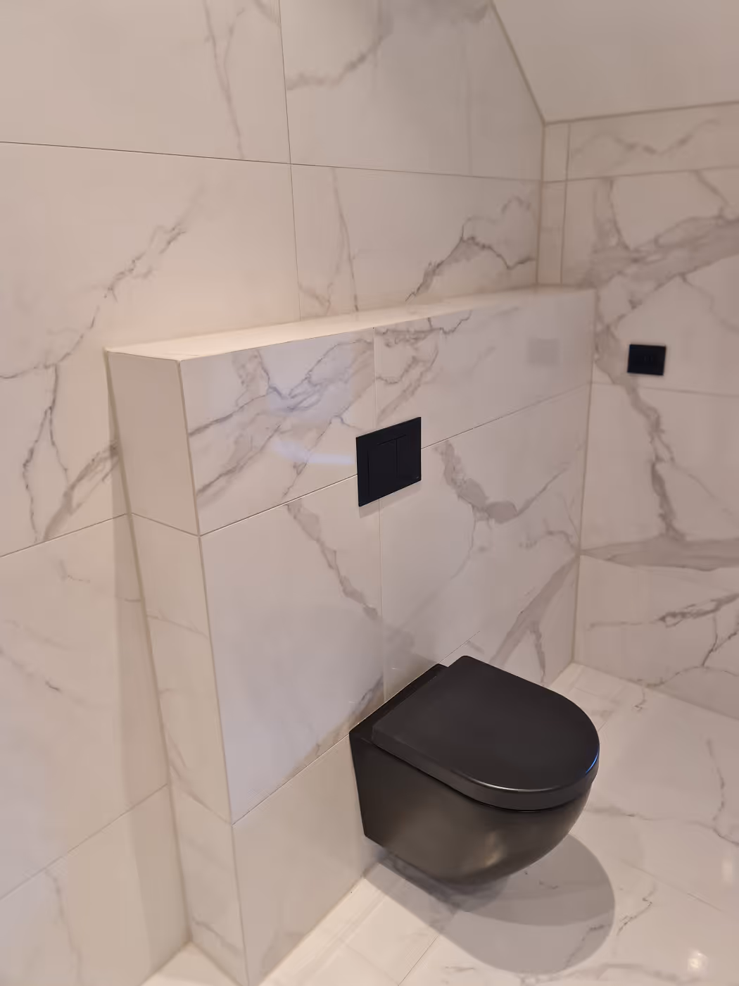 Vegghengt matt svart toalett montert av Rehablaget under totalrenovering av bad i Niels Juels gate, Oslo.