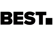 Noční fotografie městské silnice s lehkým pohybem aut a odrazy světel na mokré silnici.