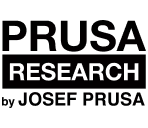 Žena sedí na zemi s notebookem, usmívá se a používá sluchátka.