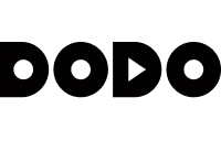 Silueta pantera sedící na zkroucené větvi za soumraku.