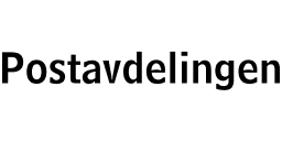 Žena v oranžovém svetru sedí s notebookem a pracuje v útulném domově s černobílou dekou a zelenými rostlinami v pozadí.